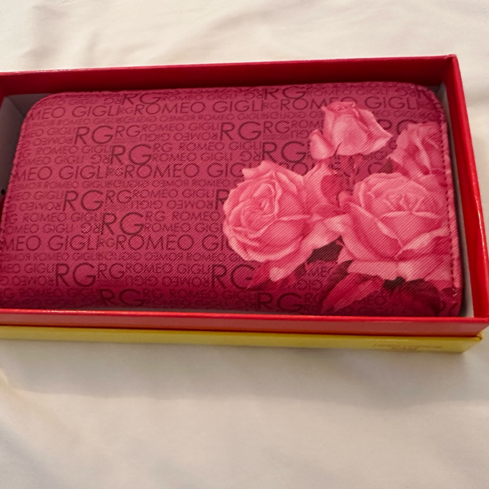 Fuchsia Romeo Gigli wallet.